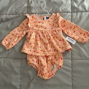 Baby Girl Size 6-12 Month Old Navy Floral Fit. Never worn.